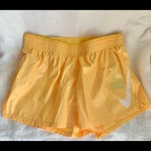 NIKE NEW NWT S WOMENS RUNNING SHORTS YELLOW LINED SMALL